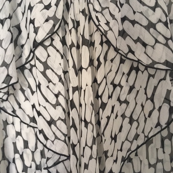 Flowy black and white sheer tank top - Picture 2 of 2